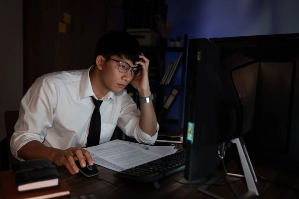 Atraente Jovem Asiático Empresário Concentrado Trabalhando Até Tarde Horas Extras — Fotografia de Stock