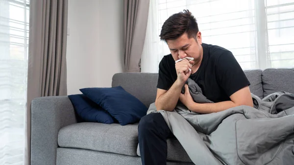 Homem Asiático Com Infecções Sazonais Cold Blowing His Nose Espirros — Fotografia de Stock