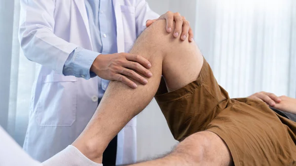 Physiotherapist Doctor Rehabilitation Consulting Physiotherapy Giving Exercising Knee Treatment Patient — Stock Photo, Image