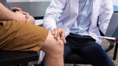 Fizyoterapist doktor rehabilitasyonu fizyoterapi, fizyoterapi kliniğinde ya da hastanede hastalara diz tedavisi uyguluyor.