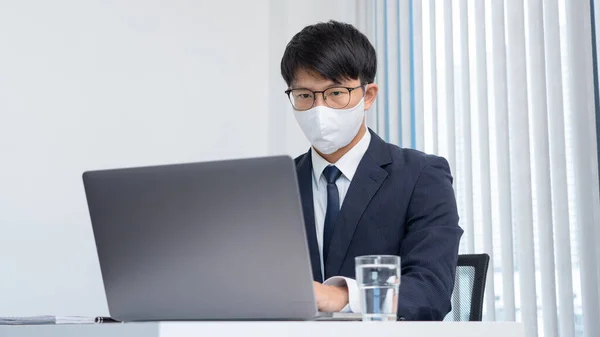 Hombre Negocios Asiático Gafas Con Máscara Protectora Higiene Que Trabajan — Foto de Stock