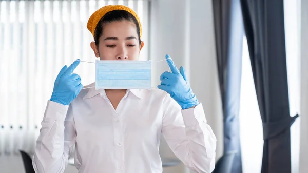 Atractiva Camarera Asiática Usar Mascarilla Facial Para Protección Epidemia Virus —  Fotos de Stock