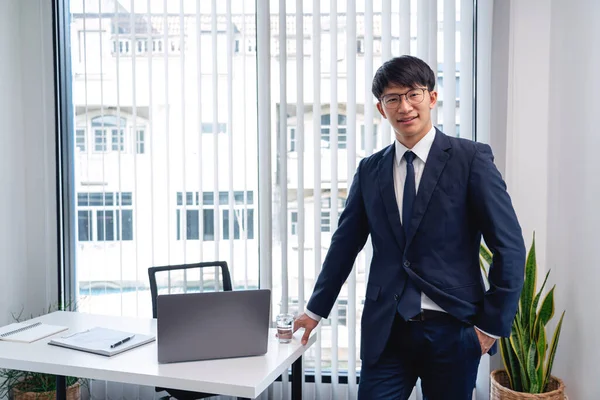 Aantrekkelijke Knappe Aziatische Zakenmannen Bril Lachend Positief Gelukkig Vrolijk Zijn — Stockfoto