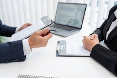 Genç iş kadını, şirketteki insan kaynakları yöneticilerine iş başvurusunda bulunan kişilerle yaptığı görüşmede profilini açıklıyor ve özgeçmişini tutuyor..