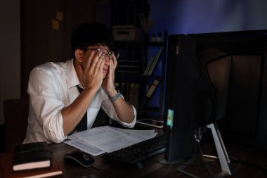 İş adamı işkolik bilgisayarın başına oturur gece geç saatlere kadar çalışır, esner ve ofiste uyur.