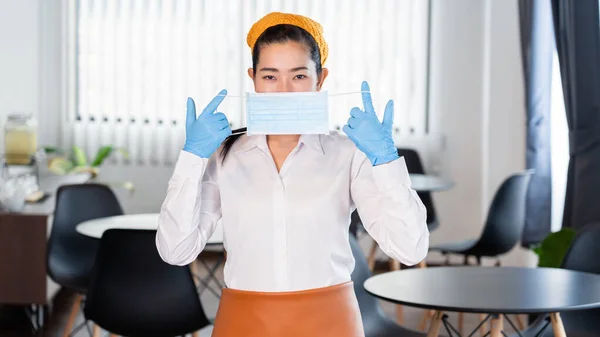 Atractiva Camarera Asiática Usar Mascarilla Facial Para Protección Epidemia Virus — Foto de Stock