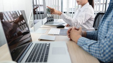 Modern Ofiste sorunlara çözüm bulmak için Asya Dış Kaynak Yazılım Mühendisi Geliştirme Ekibi Çalışma Kodu Takım Konsepti olarak çalışan Girişim İş Grubu