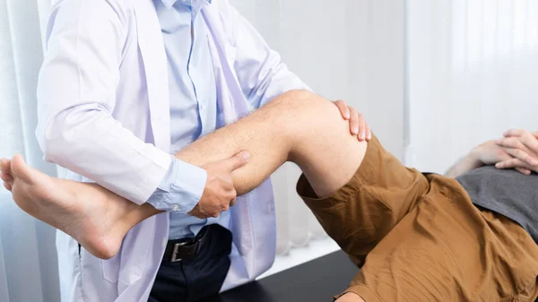 Physiotherapist Doctor Rehabilitation Consulting Physiotherapy Giving Exercising Knee Treatment Patient — Stock Photo, Image