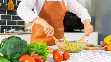 Sağlıklı yemek hazırlayan bir kadın. Sebze salatası. Salata, ahşap kaşık..