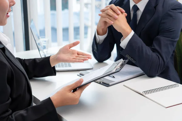 Young Businesswoman Explaining Her Profile Holding Resume Corporate Meeting Job — Stock Photo, Image