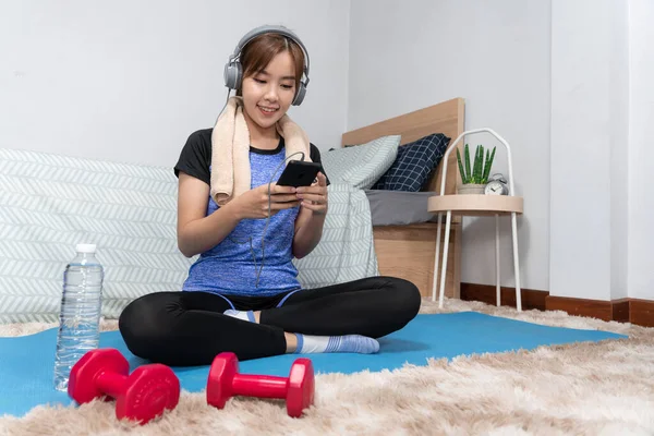 Mulher Asiática Jovem Atraente Saudável Fazendo Exercício Casa Durante Treino — Fotografia de Stock