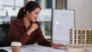 Asyalı mimar modern bina tasarımı tasarımı mühendislik projesi model şehir geliştirme çalışma alanı profesyonel mimari yenilik stüdyosu ortamı