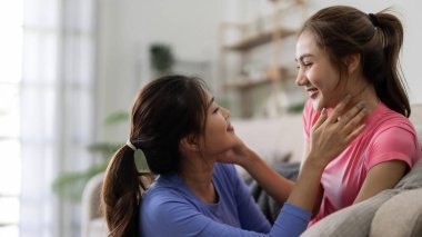 İki güzel Asyalı kadın gerçek aşkı ve derin bağlantıyı ifade eder. Neşeli ortaklar huzurlu modern dairelerinde birlikte rahatlarlar..