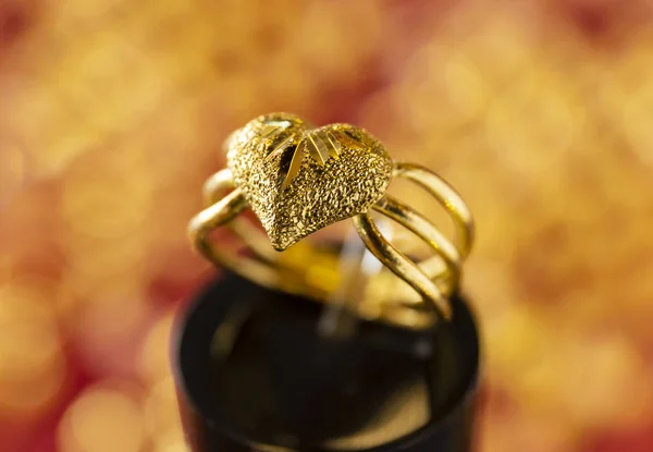 Golden Heart Ring Ring Stand Blur Background — Stock Photo, Image