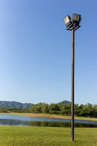 Preto Post Jardim Luz Com Lago Floresta Azul Céu Fundo — Fotografia de Stock