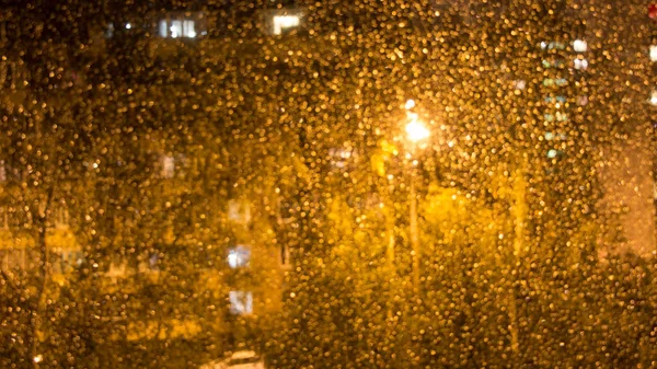 Niewyraźne Krople Deszczu Szybie Okna Wieczór Czas Widok Okna — Zdjęcie stockowe