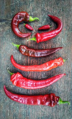 Ahşap bir arka plan üzerinde bazı kırmızı biber