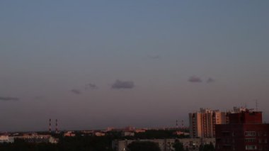 bir yükseklikten ve hareketli bulutlar şehrin sanayi bölgesinde gün batımı başlangıcı timelapse panorama