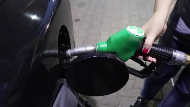 Akşam Benzin Istasyonu Kadın Elleri Yavaş Yavaş Siyah Bir Arabanın — Stok video
