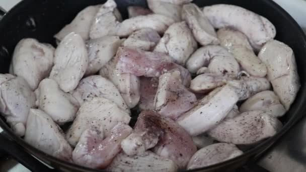 Filé Frango Fatiado Pedaços Pequenos Lentamente Frito Uma Panela Close — Vídeo de Stock