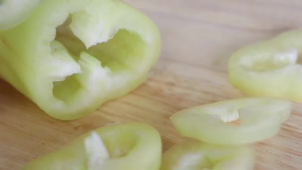 Green Bell Pepper Slowly Cut Wooden Board Bright Room Natural — Stock Video