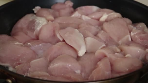 Filete Pollo Rebanado Trozos Pequeños Frito Lentamente Una Sartén Primer — Vídeo de stock