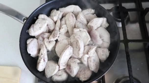 Gehakte Kipfilet Langzaam Gebakken Een Pan Met Stoom — Stockvideo