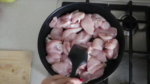切碎的鸡片在平底锅中用蒸汽慢慢煎炸 — 图库视频影像