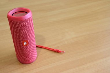 Los Angeles, California, ABD - 7 Eylül 2019: Red Jbl Flip 4 hoparlörü boş alana sahip bir masada, Açıklayıcı Editoryal