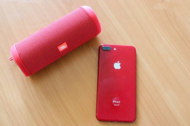 Los Angeles, California, ABD - 7 Eylül 2019: Jbl Flip 4 kırmızı hoparlör ve Iphone 8 artı Ürün Kırmızı masada, Açıklayıcı Editoryal