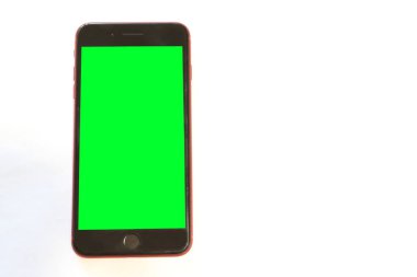 Metin için boş alan ile beyaz arka plan üzerinde yeşil ekranlı telefon