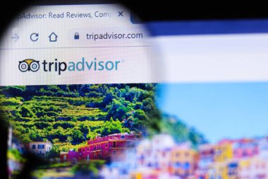 Saint-Petersburg, Rusya - 10 Ekim 2019: Tripconsulor web sitesinin illüstrasyon editörü. TripDanışman logosu ekranda görünür.