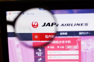 Saint-Petersburg, Rusya - 10 Ekim 2019: Japon Havayolları web sitesinin illüstrasyon editörü. Japon Havayolları logosu ekranda görünüyor.