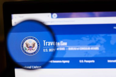 Saint-Petersburg, Rusya - 10 Ekim 2019: Travel.state.gov web sitesinin illüstrasyon editörü. Seyahat durumu.gov logosu ekranda görünür.