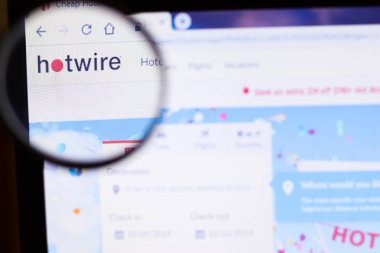 Saint-Petersburg, Rusya - 10 Ekim 2019: Hotwire web sitesinin illüstrasyon editörü. Düz kontak logosu ekranda görünür.