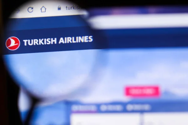 2019年10月10日 俄罗斯圣彼得堡 土耳其航空网站主页的说明性编辑 土耳其航空公司标志在显示屏上可见 — 图库照片