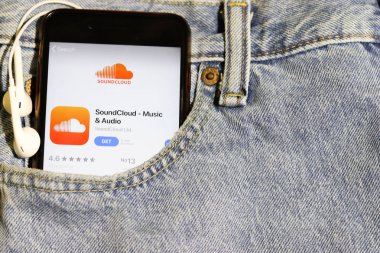Los Angeles, California, Usa - 10 Ekim 2019: Cep telefonu App Store 'da Soundcloud, ekranda logo mavi kot kumaş cebinde, Illustrative Editorial
