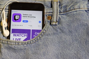 Los Angeles, California, Usa - 10 Ekim 2019: Uygulama Mağazasında Twitch logosu olan cep telefonu ekranda mavi kot pantolonun cebinde kulaklıklarla, İllüstrasyon Editörlüğü