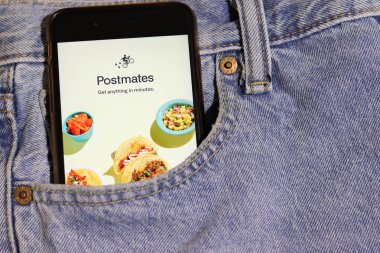 Los Angeles, California, Usa - 10 Ekim 2019: Postmates logosuyla cep telefonu ekranda, mavi kot pantolon cebinde, Illustrative Editorial