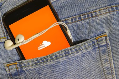 Los Angeles, California, Usa - 10 Ekim 2019: Ekranda Soundcloud logosu olan cep telefonu kulaklıkları mavi kot pantolon cebinde, Illustrative Editorial
