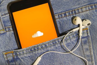 Los Angeles, California, Usa - 10 Ekim 2019: Ekranda Soundcloud logosu olan cep telefonu kulaklıkları mavi kot pantolon cebinde, Illustrative Editorial