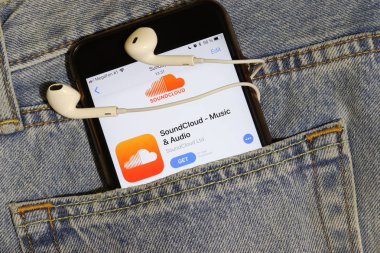 Los Angeles, California, Usa - 10 Ekim 2019: Cep telefonu App Store 'da Soundcloud, ekranda logo mavi kot kumaş cebinde, Illustrative Editorial