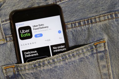 Los Angeles, California, Usa - 10 Ekim 2019: Üzerinde Uber Eats mağazası logosu olan cep telefonu mavi kot pantolon cebinde, Illustrative Editorial
