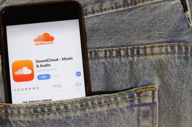 Los Angeles, California, Usa - 10 Ekim 2019: Uygulama Mağazasında Soundcloud logosu olan cep telefonu.