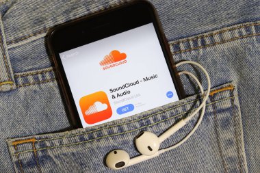 Los Angeles, California, Usa - 10 Ekim 2019: Cep telefonu App Store 'da Soundcloud, ekranda logo mavi kot kumaş cebinde, Illustrative Editorial