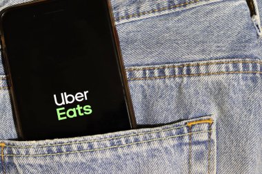 Los Angeles, California, Usa - 10 Ekim 2019: Üzerinde Uber Eats logosu olan cep telefonu mavi kot pantolon cebinde, İllüstrasyon Editörü
