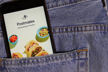 Los Angeles, California, Usa - 10 Ekim 2019: Postmates logosuyla cep telefonu ekranda, mavi kot pantolon cebinde, Illustrative Editorial