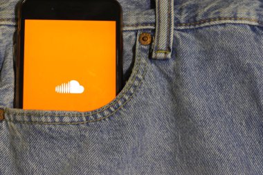 Los Angeles, California, Usa - 10 Ekim 2019: Ekranda Soundcloud logosu olan cep telefonu kot pantolonu, Illustrative Editorial