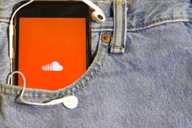 Los Angeles, California, Usa - 10 Ekim 2019: Ekranda Soundcloud logosu olan cep telefonu kulaklıkları mavi kot pantolon cebinde, Illustrative Editorial
