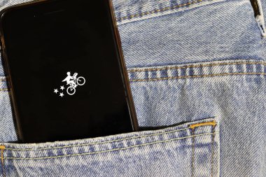 Los Angeles, California, Usa - 10 Ekim 2019: Posta arkadaşlarıyla cep telefonu - Mavi kot pantolon cebinde yiyecek teslimatı logosu, İllüstrasyon Editörü